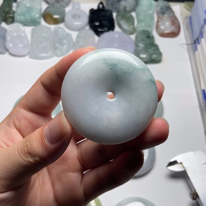 假***如翡翠未镶嵌颈饰扣子