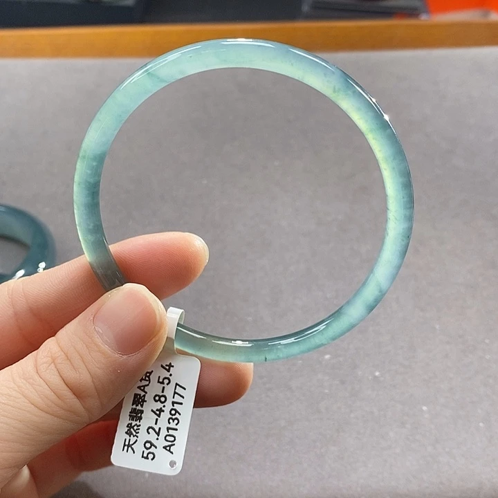 翡翠未镶嵌手镯（圆镯）