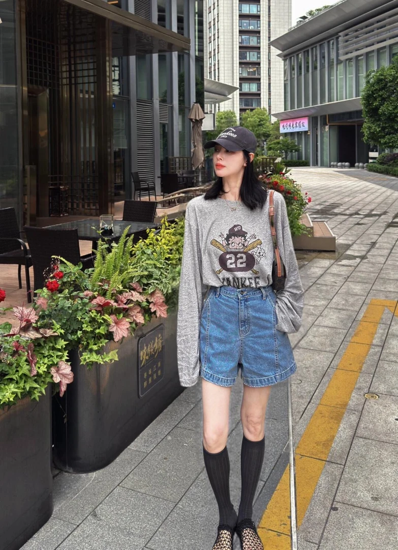 2025夏季新款高级小众不撞款设计感灰色印花长袖T恤女百搭牛仔裤