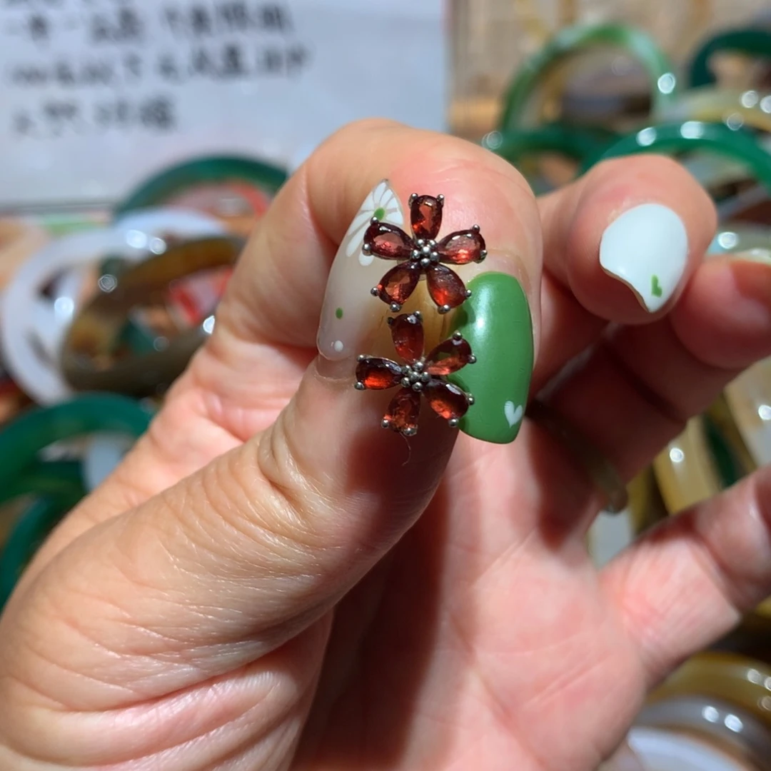 玛瑙/玉髓耳钉未镶嵌石榴石