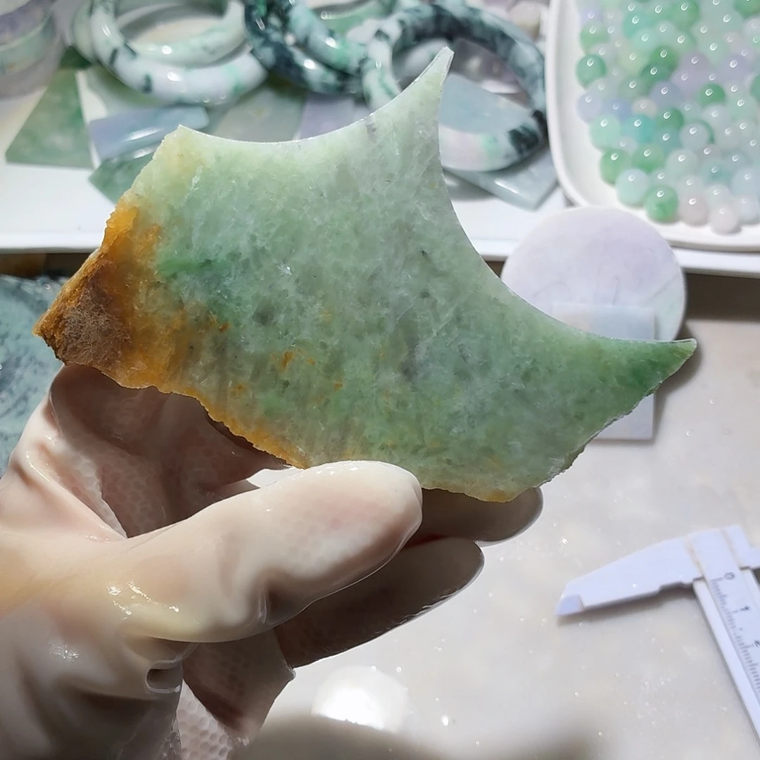 翡翠未镶嵌颈饰边角料