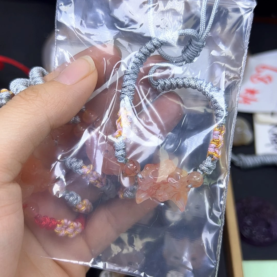 ****。石英质玉未镶嵌颈饰