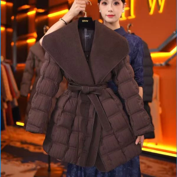 2025新款90白鹅绒含羊毛(袖子也加绒)琥珀咖收腰鹅绒服DHZFF53426