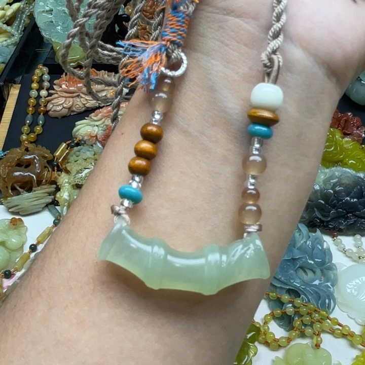 蛇纹石玉未镶嵌颈饰