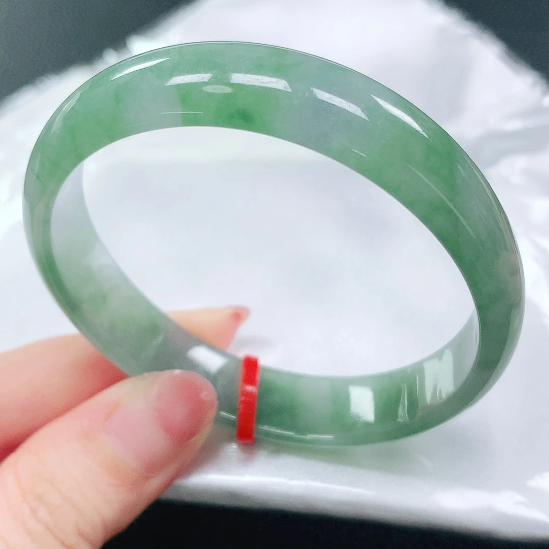翡翠手镯未镶嵌57贵