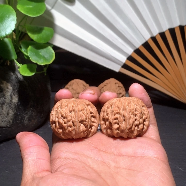 文玩核桃吊坠鱼的红皮磨盘071307