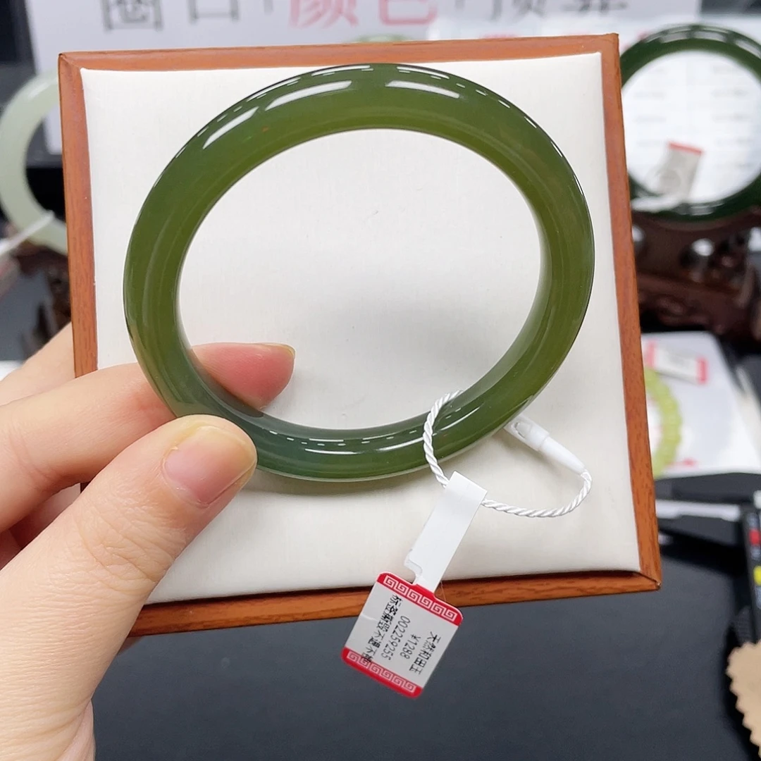 和田玉未镶嵌手镯