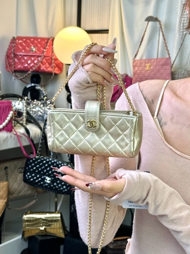 95新 Chanel/香奈儿 chanel 金色手拿包排队