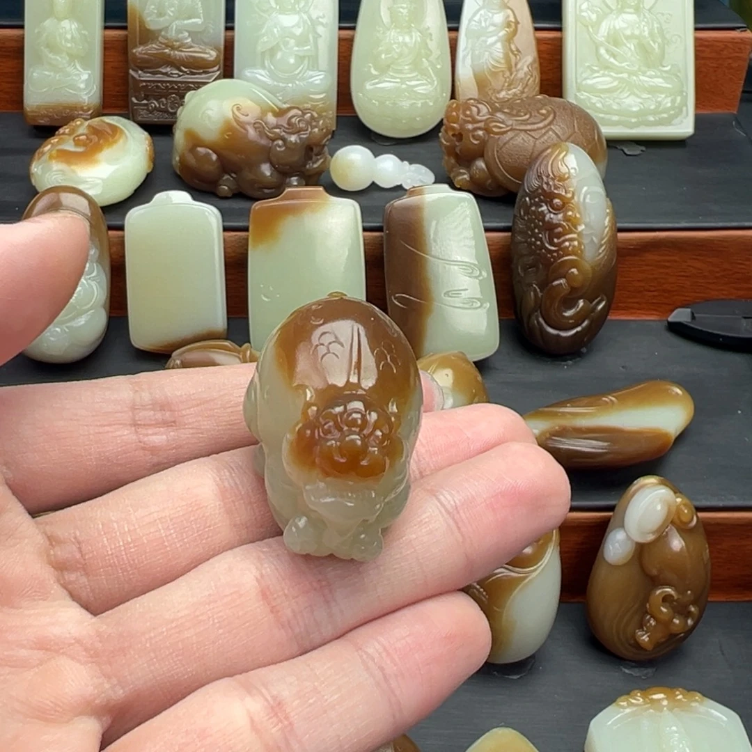 老***福和田玉（糖玉）未镶嵌颈饰