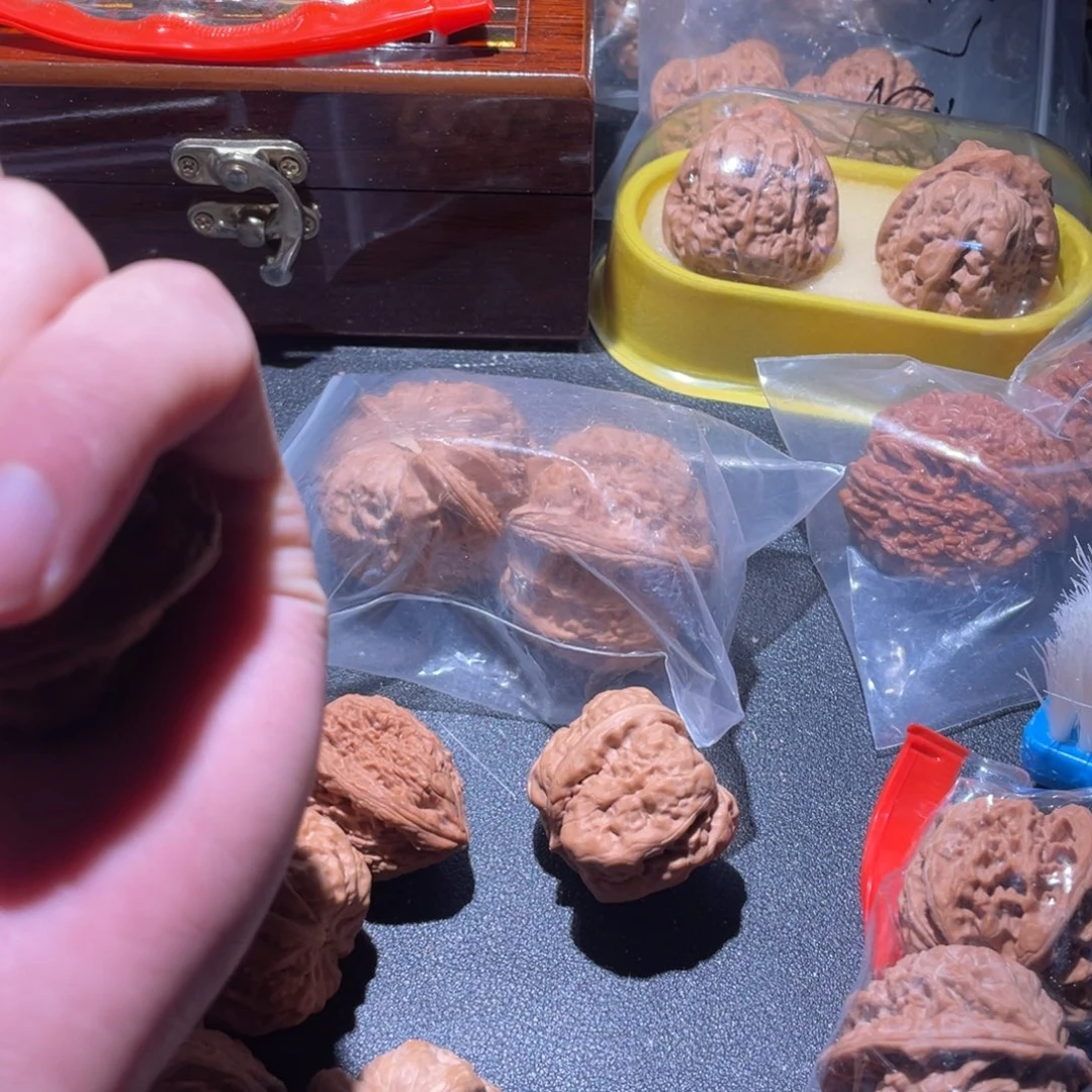 金***行核桃打包出的3对核桃