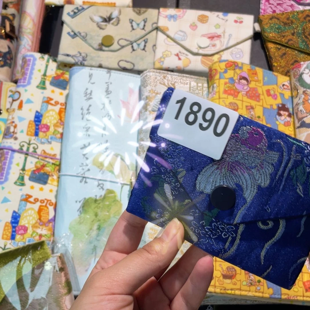 织绣好看的卡包1890