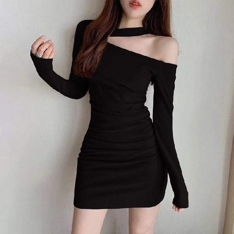 性感露肩连衣裙女2025秋季设计感气质包臀裙子挂脖显瘦紧身小黑裙