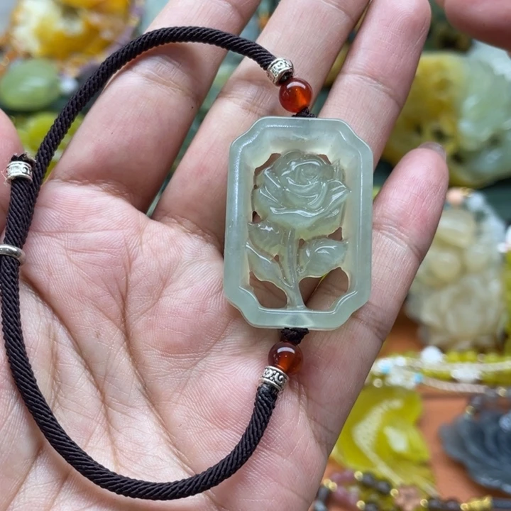 蛇纹石玉未镶嵌颈饰