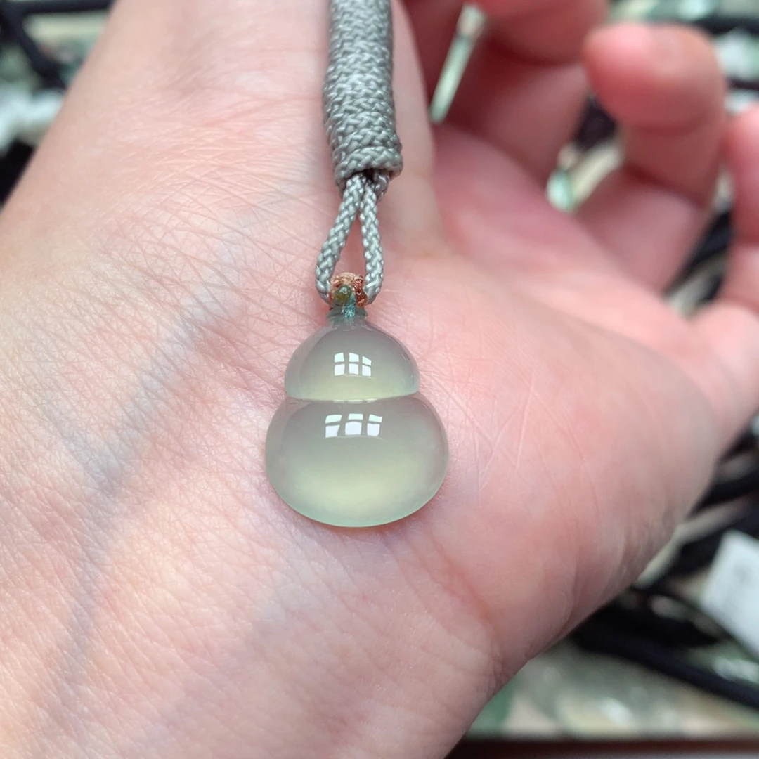 翡翠未镶嵌颈饰葫芦