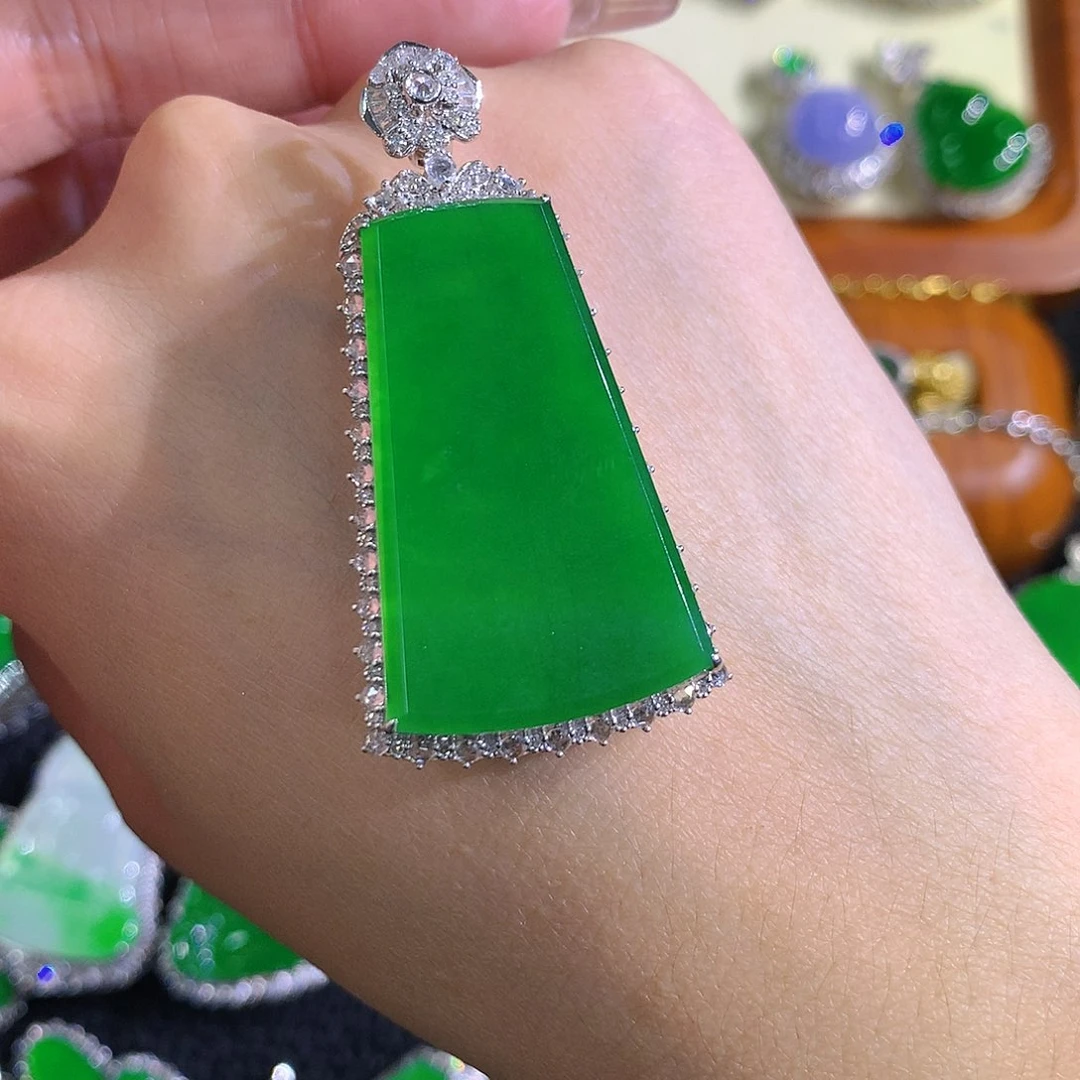 颈饰18K金镶嵌翡翠