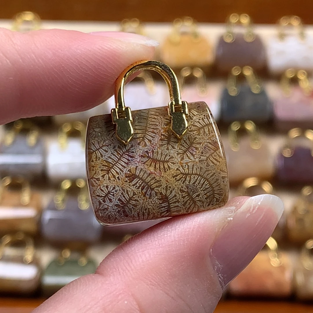 硅化珊瑚（珊瑚玉）清晰虫纹包包吊坠80/个。未镶嵌