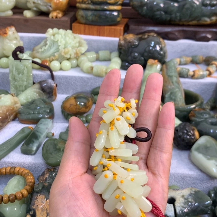 果***阿未镶嵌岫岩老玉（透闪石质玉）把件