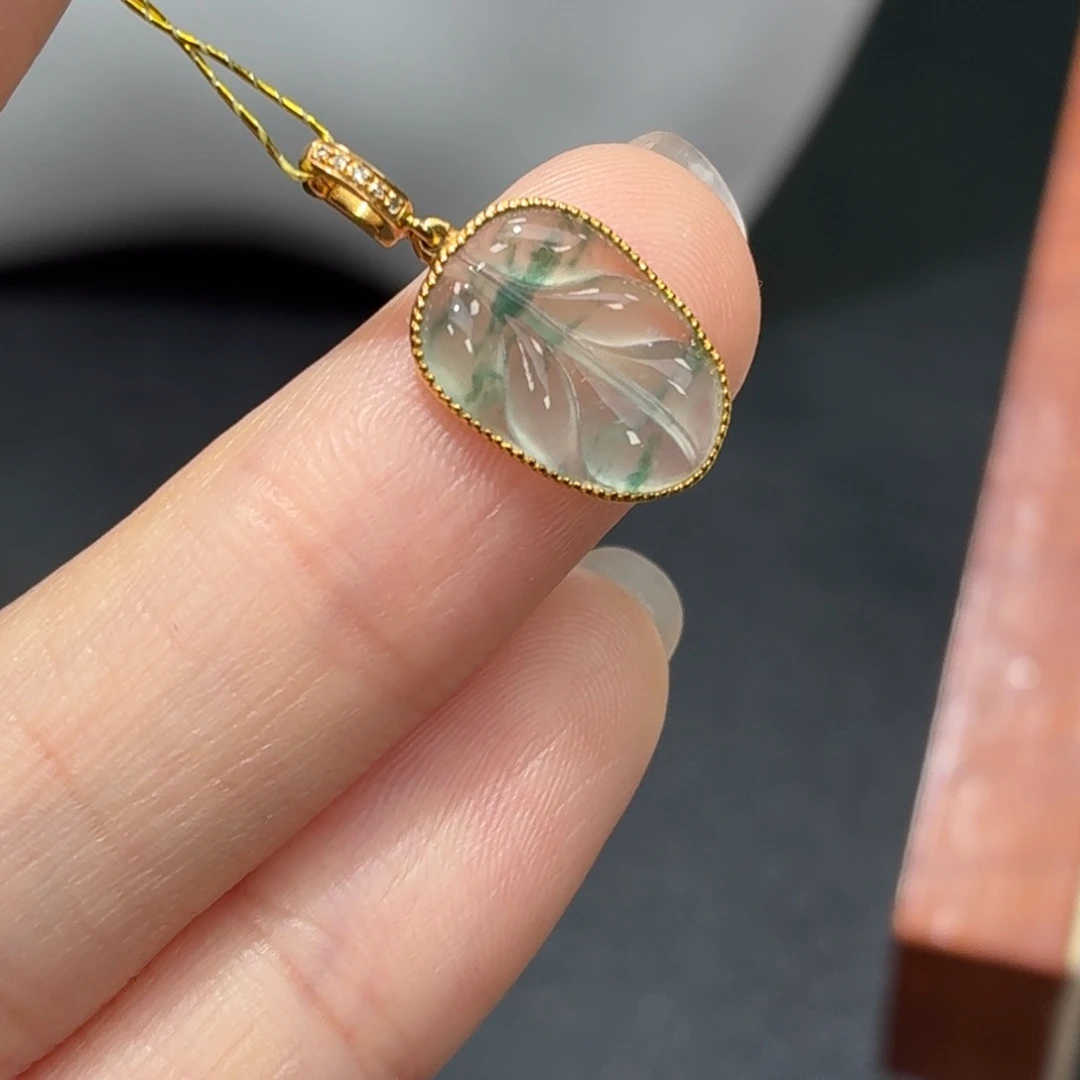 翡翠18K金镶嵌颈饰