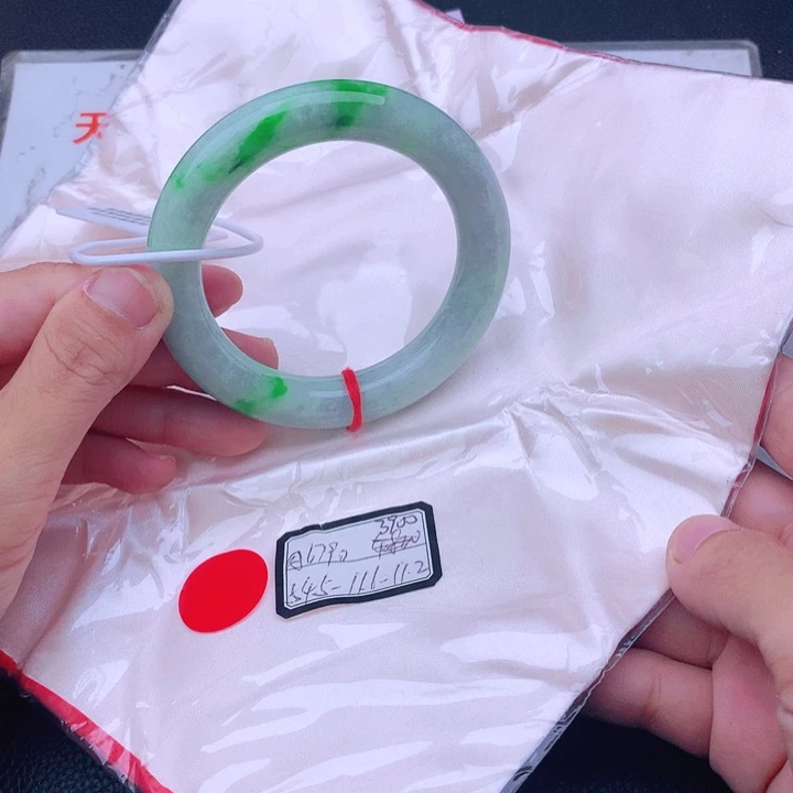 翡翠手镯未镶嵌翡翠