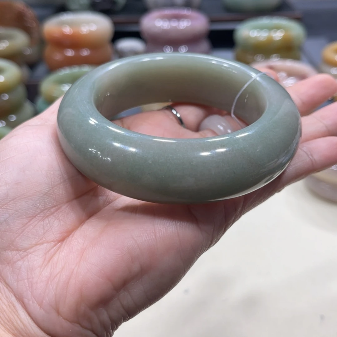 未镶嵌手镯石英岩玉