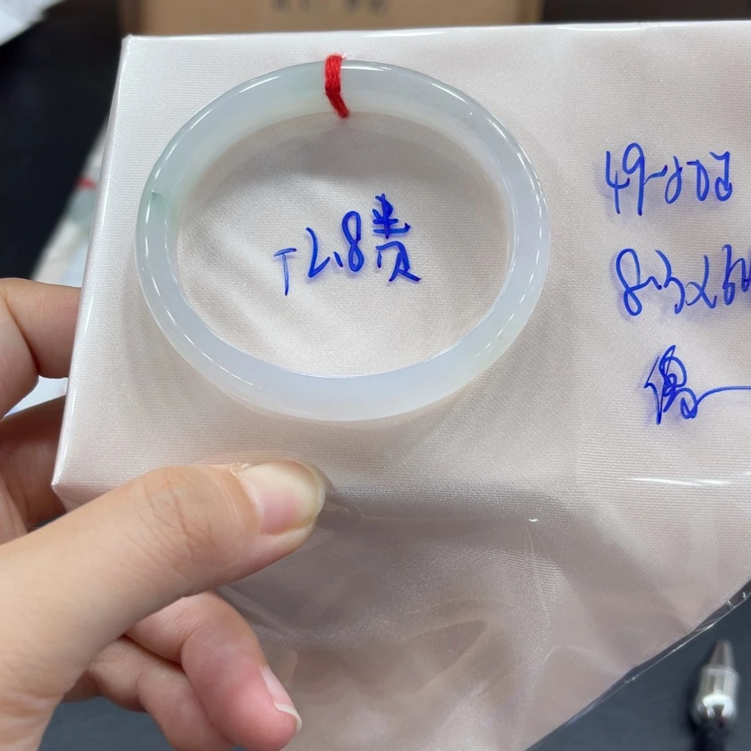 翡翠手镯未镶嵌翡翠