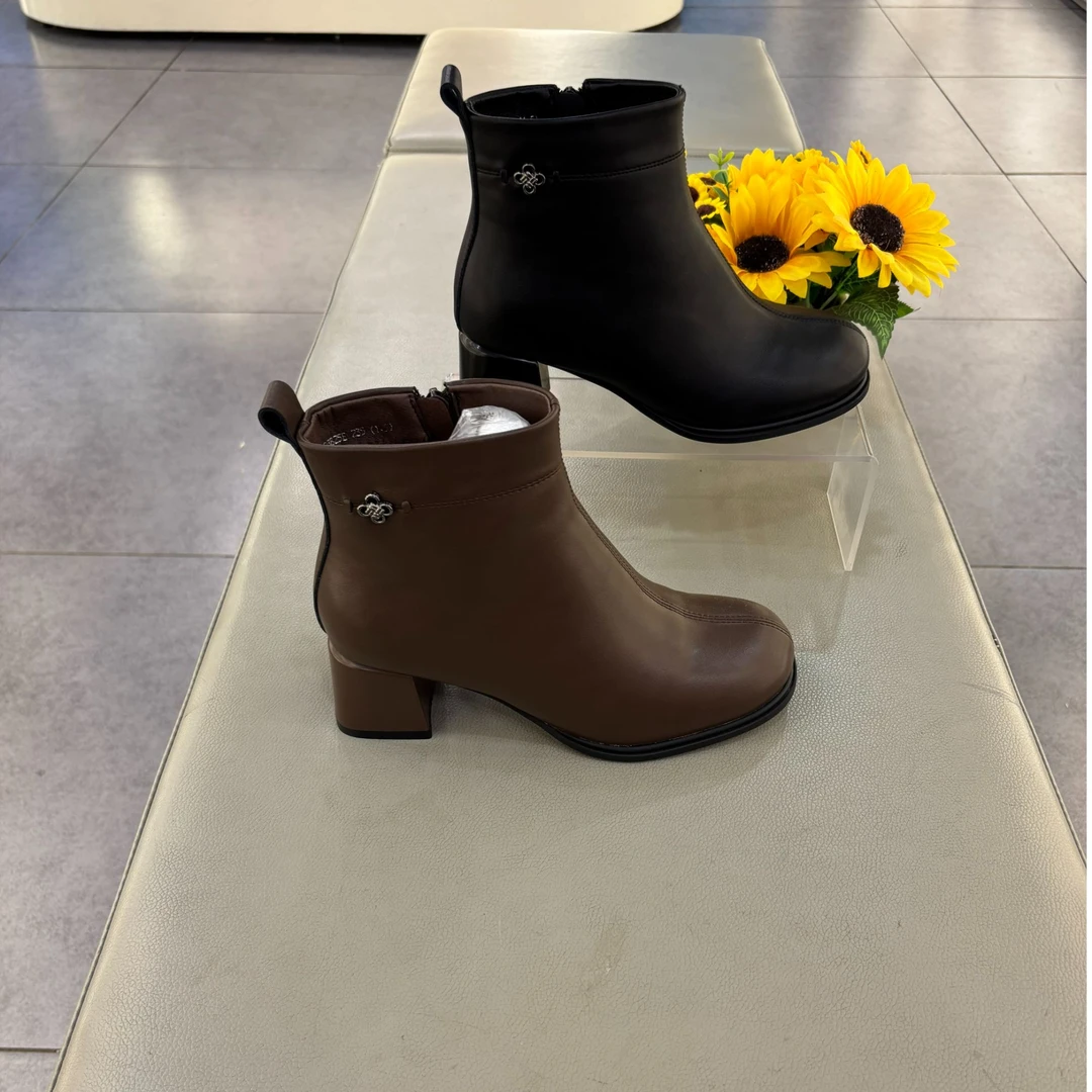 大3825东加绒时装靴女2025冬季新款时尚圆头舒适百搭气质高跟短靴