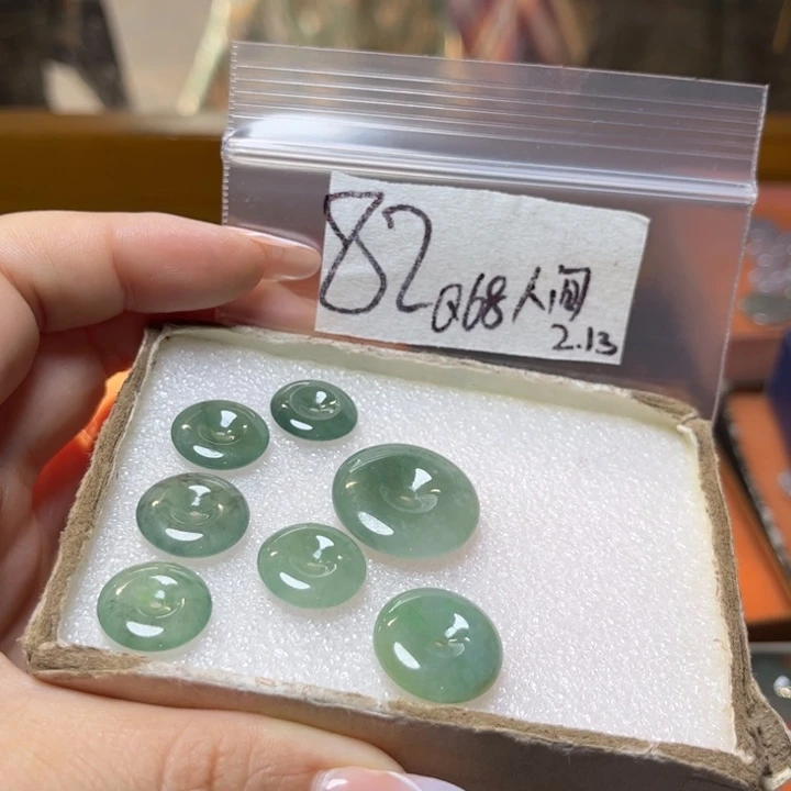 定制翡翠未镶嵌人**客不