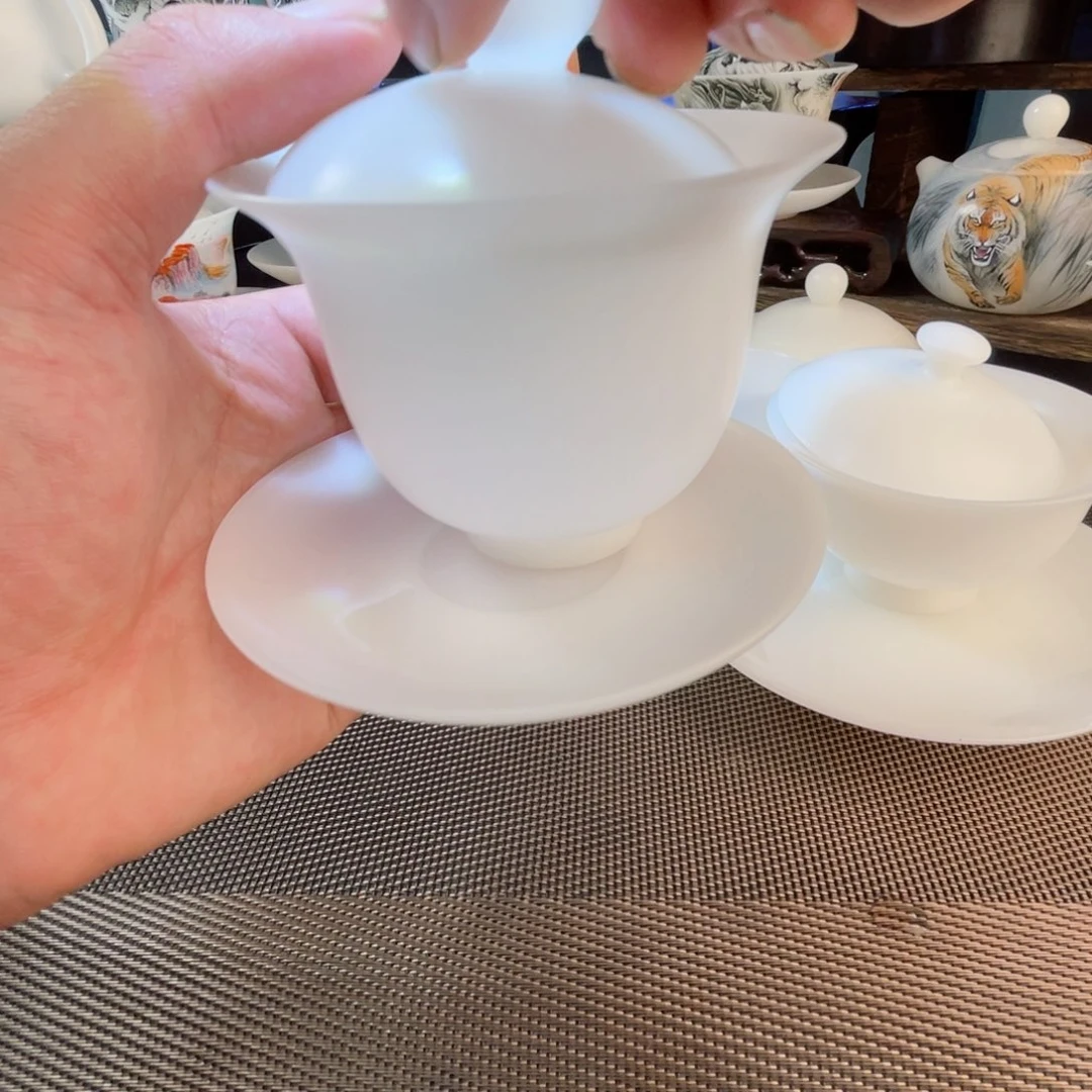 用****12 个盖碗和一个小碗的小