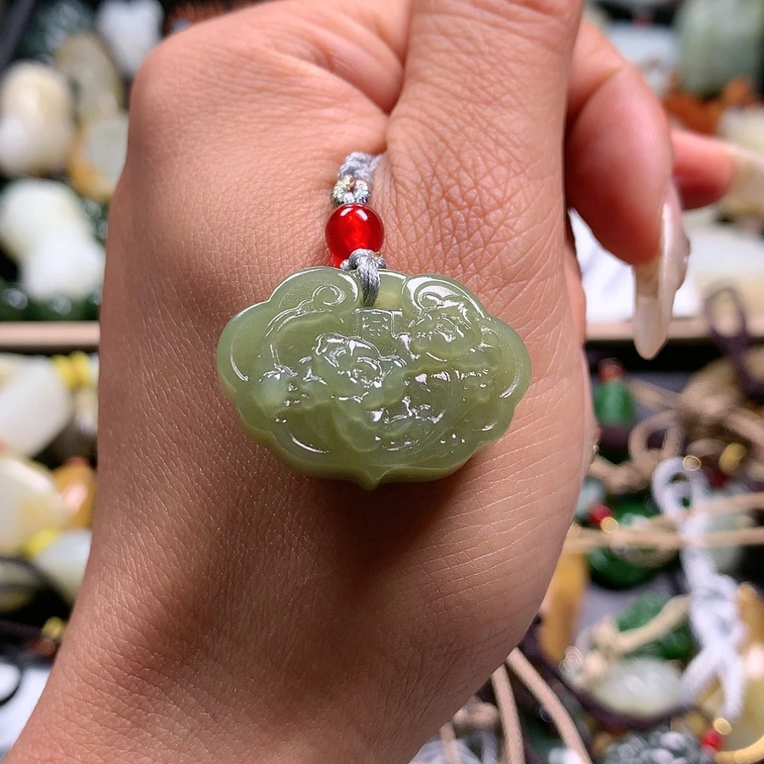 和田玉吊坠未镶嵌陈**姐