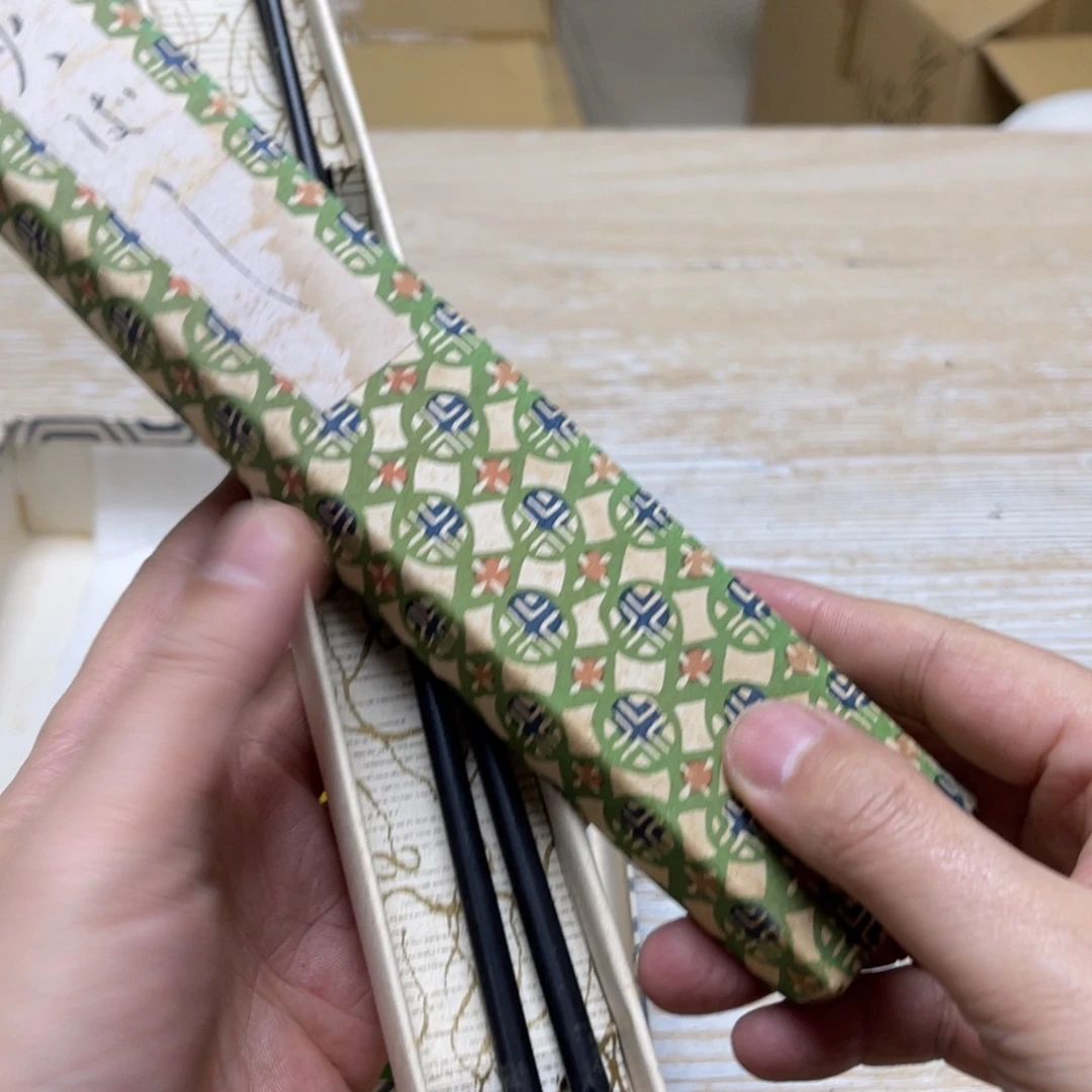 瓷片9**.密密麻麻地排列着一个大