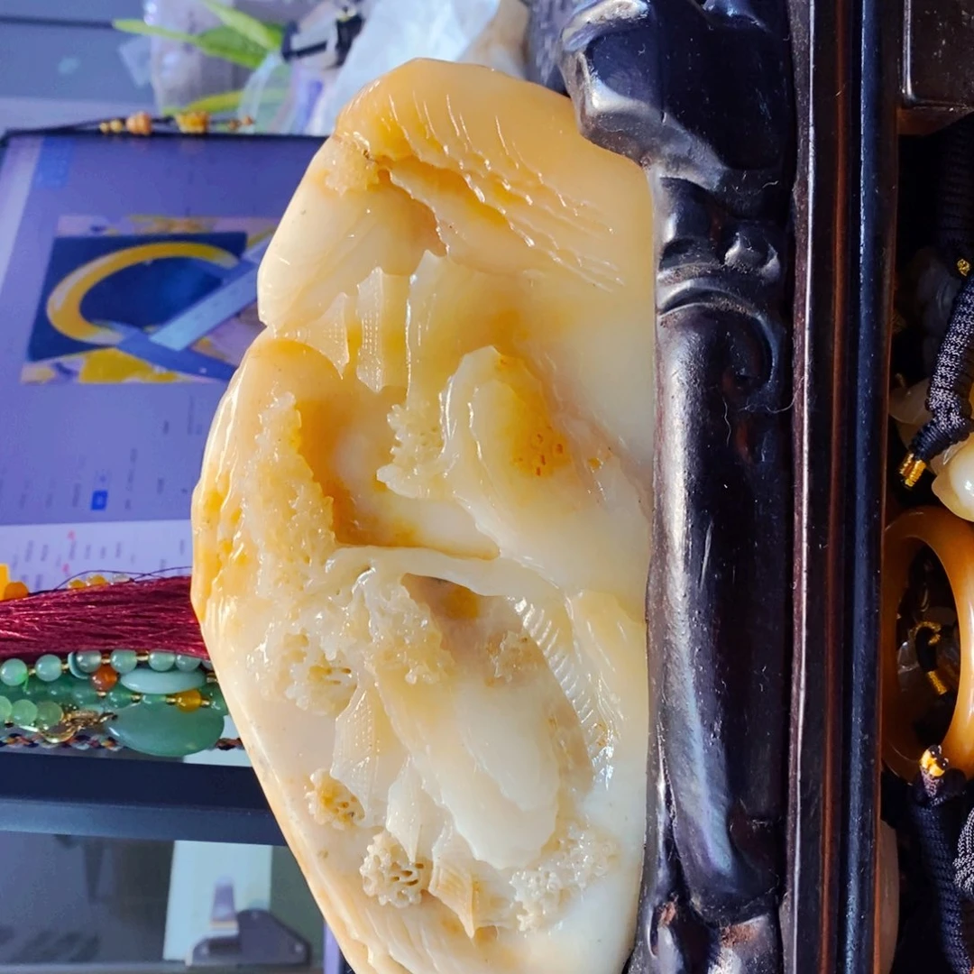 未镶嵌石英质玉（黄龙玉）颈饰