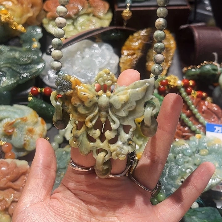 蛇纹石玉未镶嵌颈饰