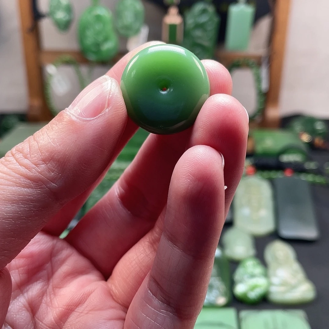 布***德和田玉（碧玉）未镶嵌颈饰