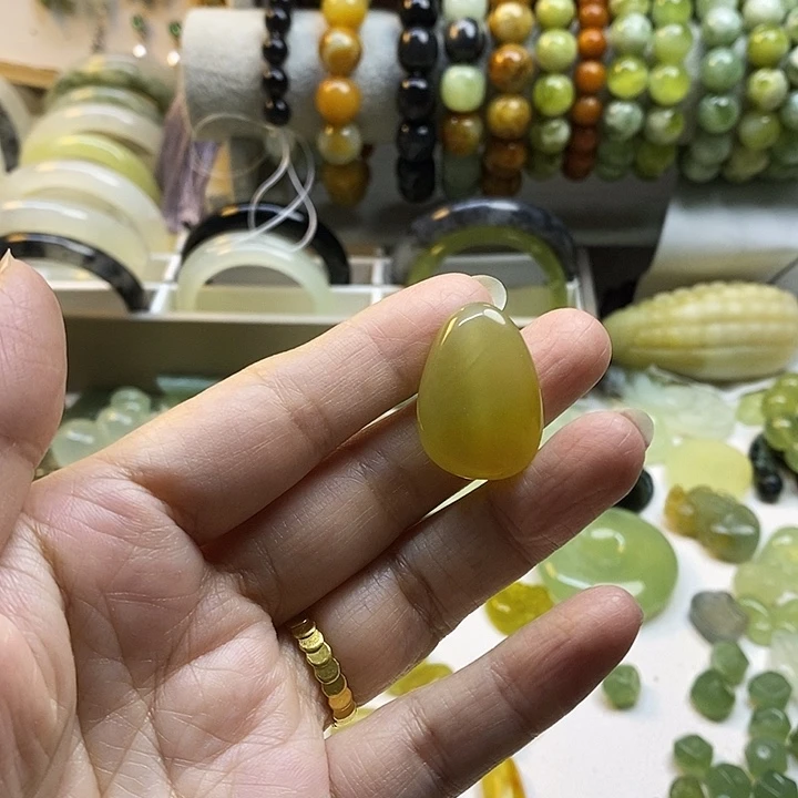 合金蛇纹石玉手镯小**?