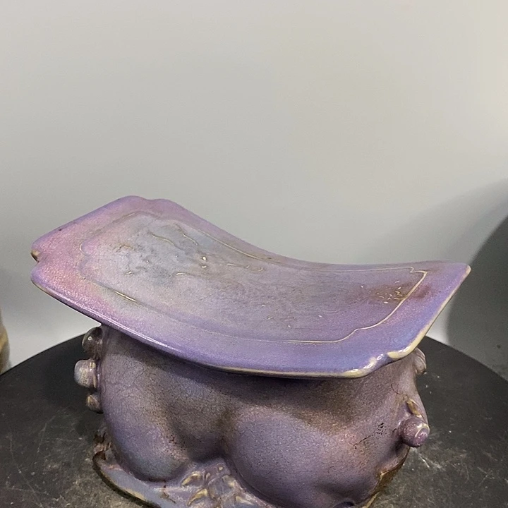 钧窑瓷枕造型精美