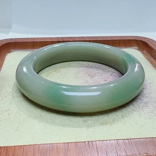 初***见石英质玉手镯未镶嵌