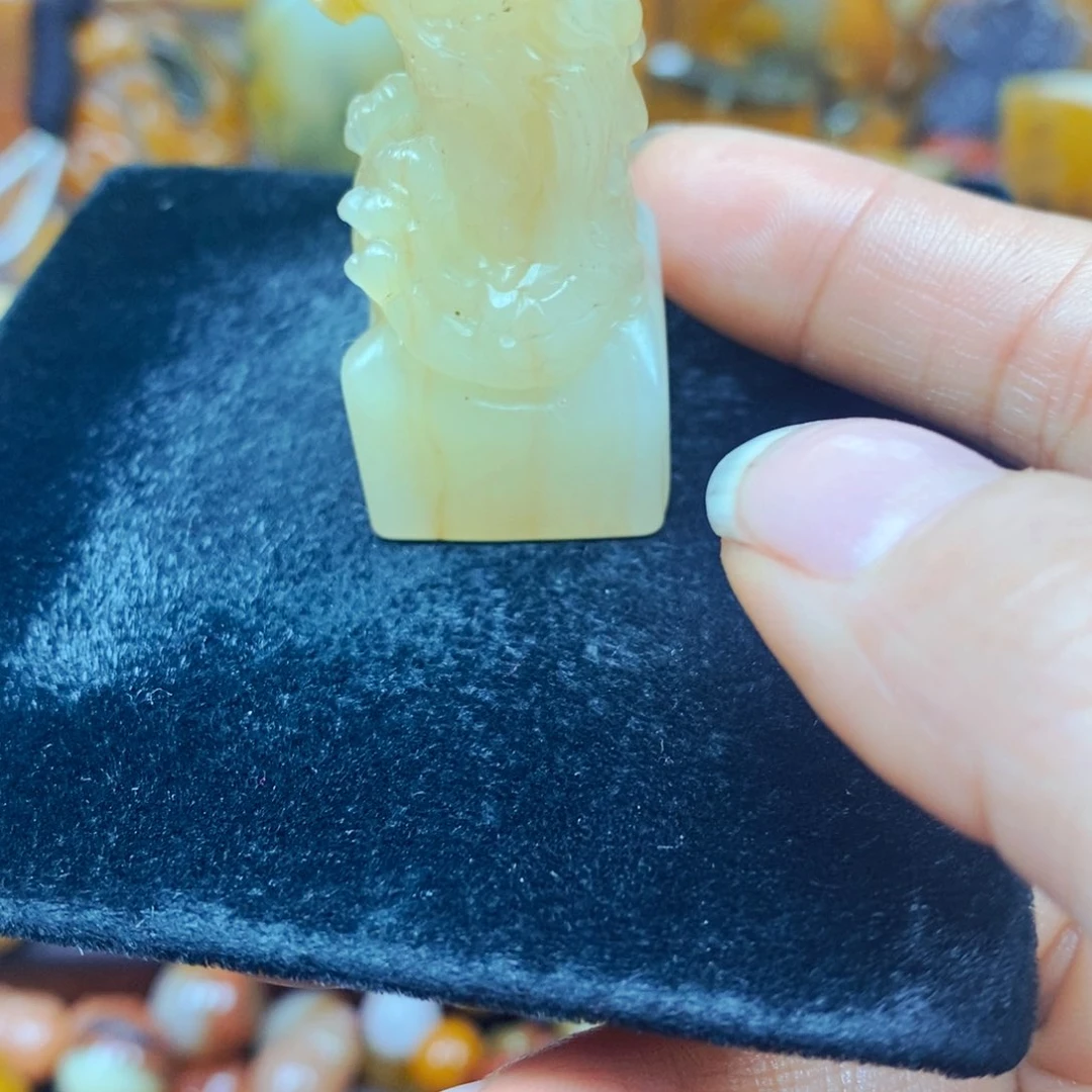 未镶嵌石英质玉（黄龙玉）颈饰