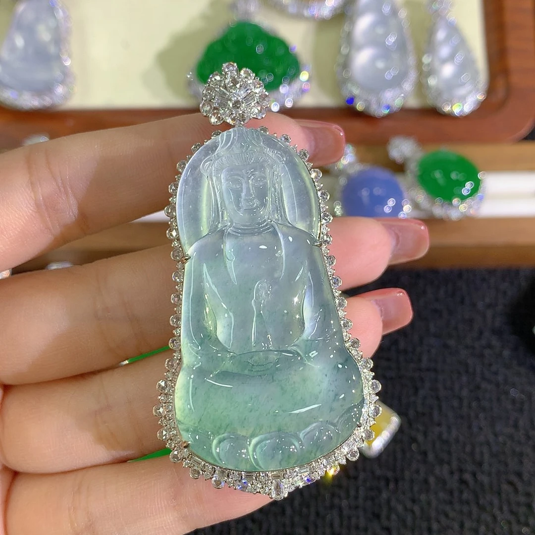 颈饰18K金镶嵌翡翠观音