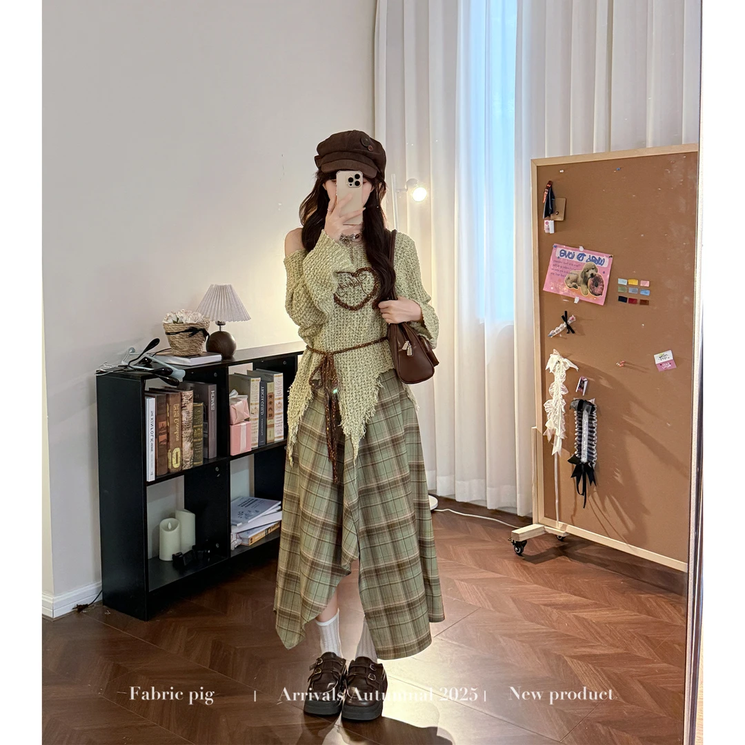 枫糖絮语绿色 织物猪原创 美拉德穿搭不规则露肩毛衣女秋装破旧感