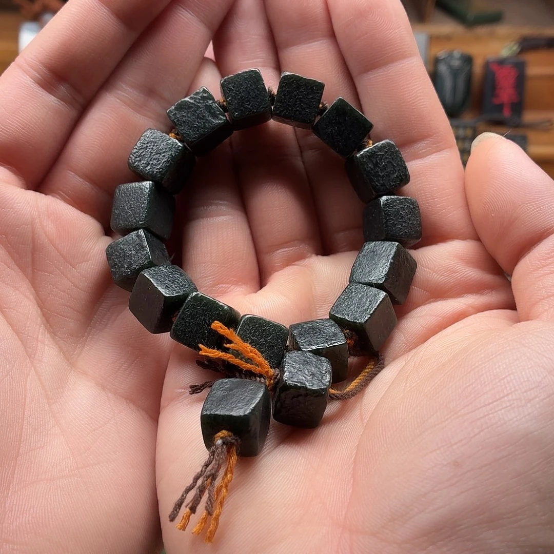 萨***斯和田玉未镶嵌颈饰