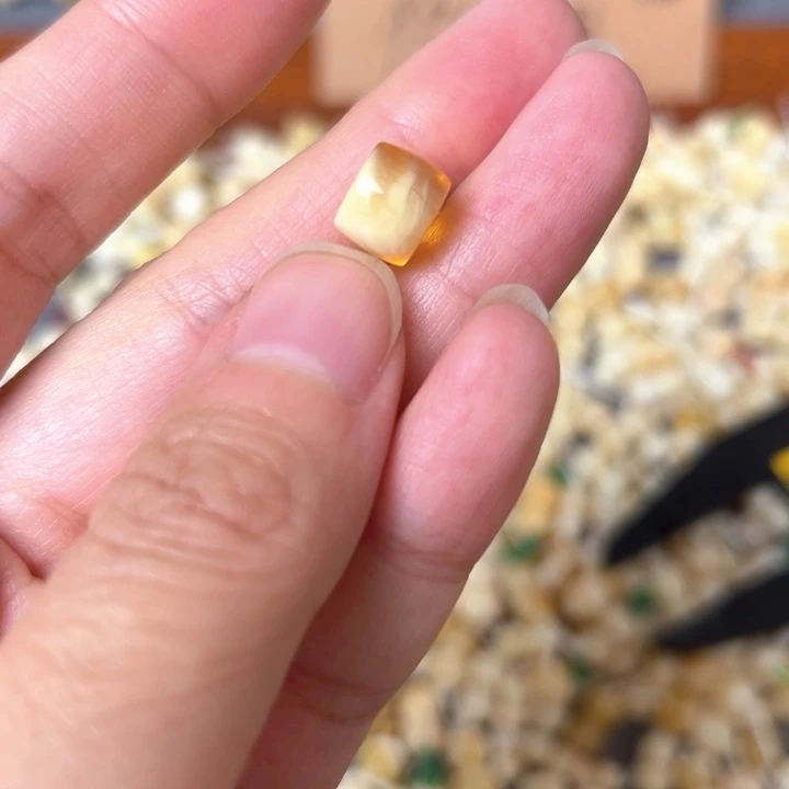蜜蜡未镶嵌裸石9mm一个