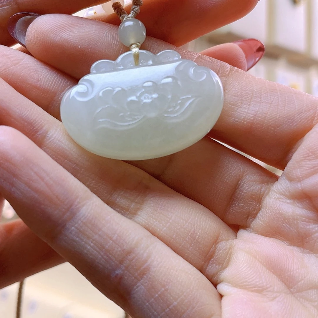 和田玉吊坠(赠链)未镶嵌张*珊