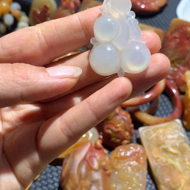 石英质玉（黄龙玉）未镶嵌颈饰