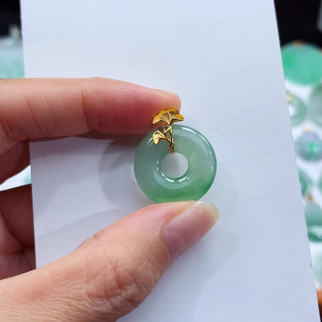 翡翠18K金镶嵌颈饰翡翠吊坠