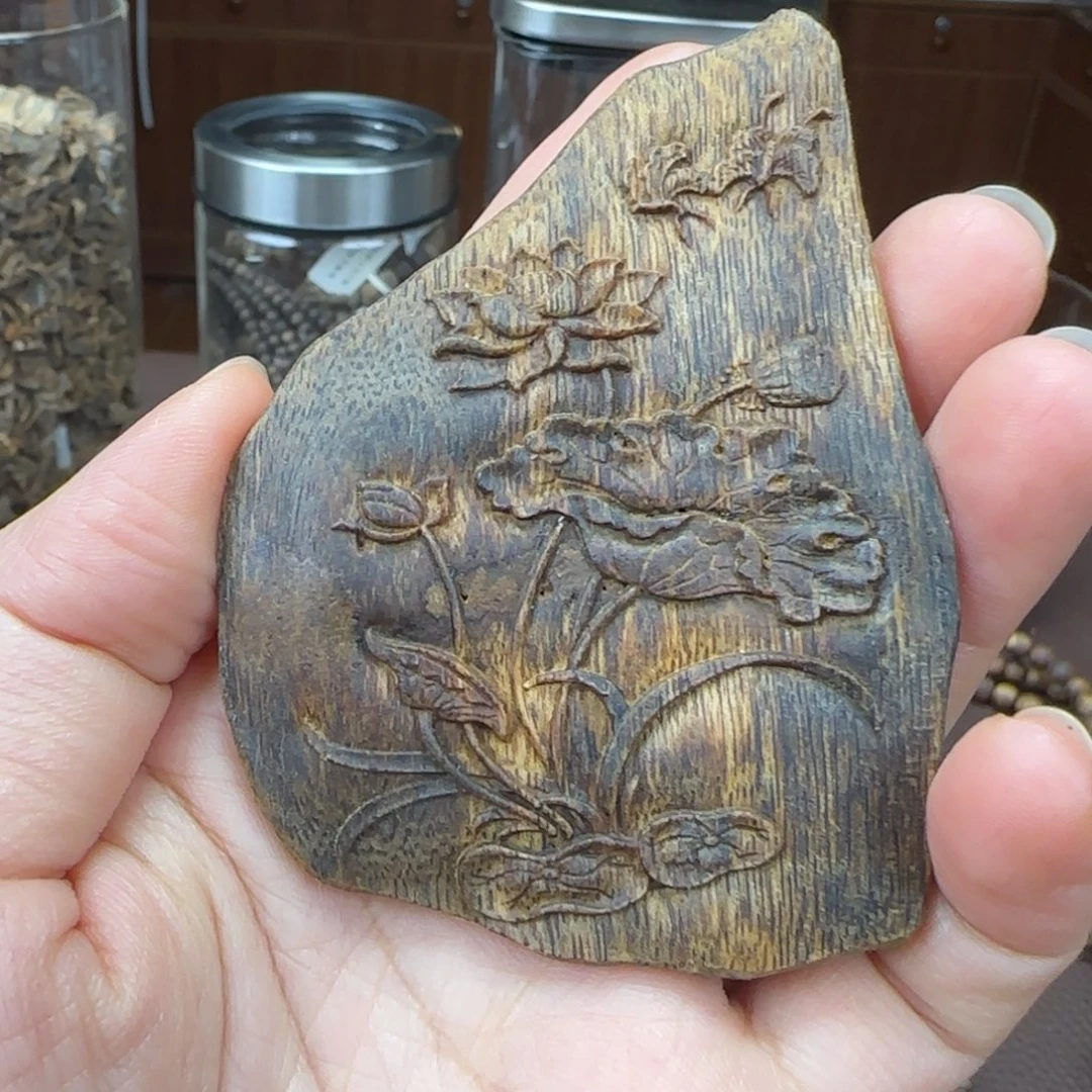 木奇楠老料莲花雕刻牌带孔