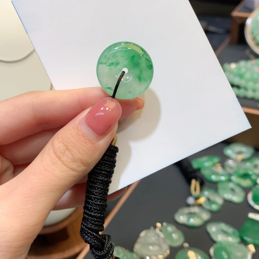 石英质玉（非洲翠）未镶嵌颈饰扣子