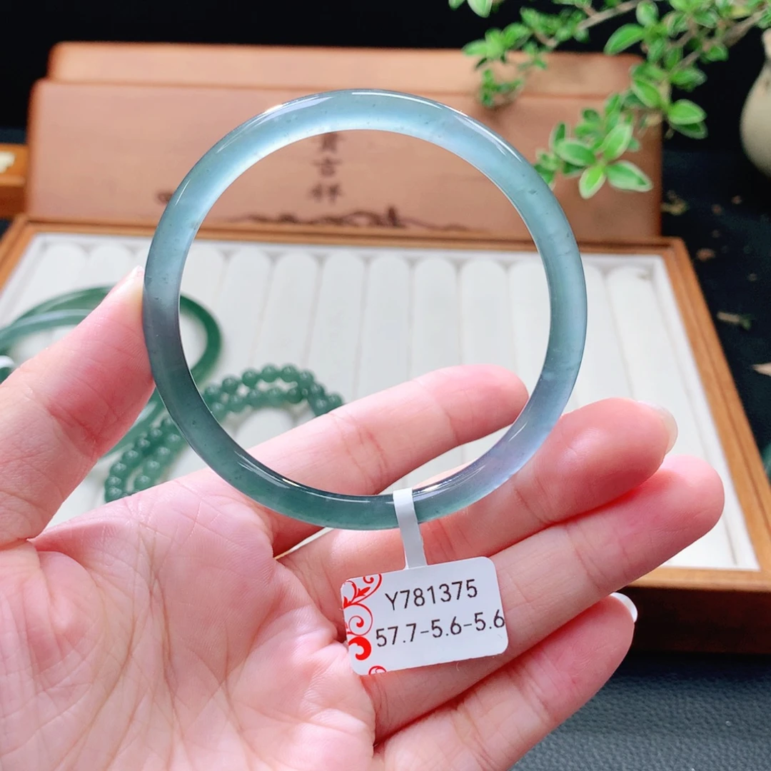翡翠未镶嵌手镯（圆镯）