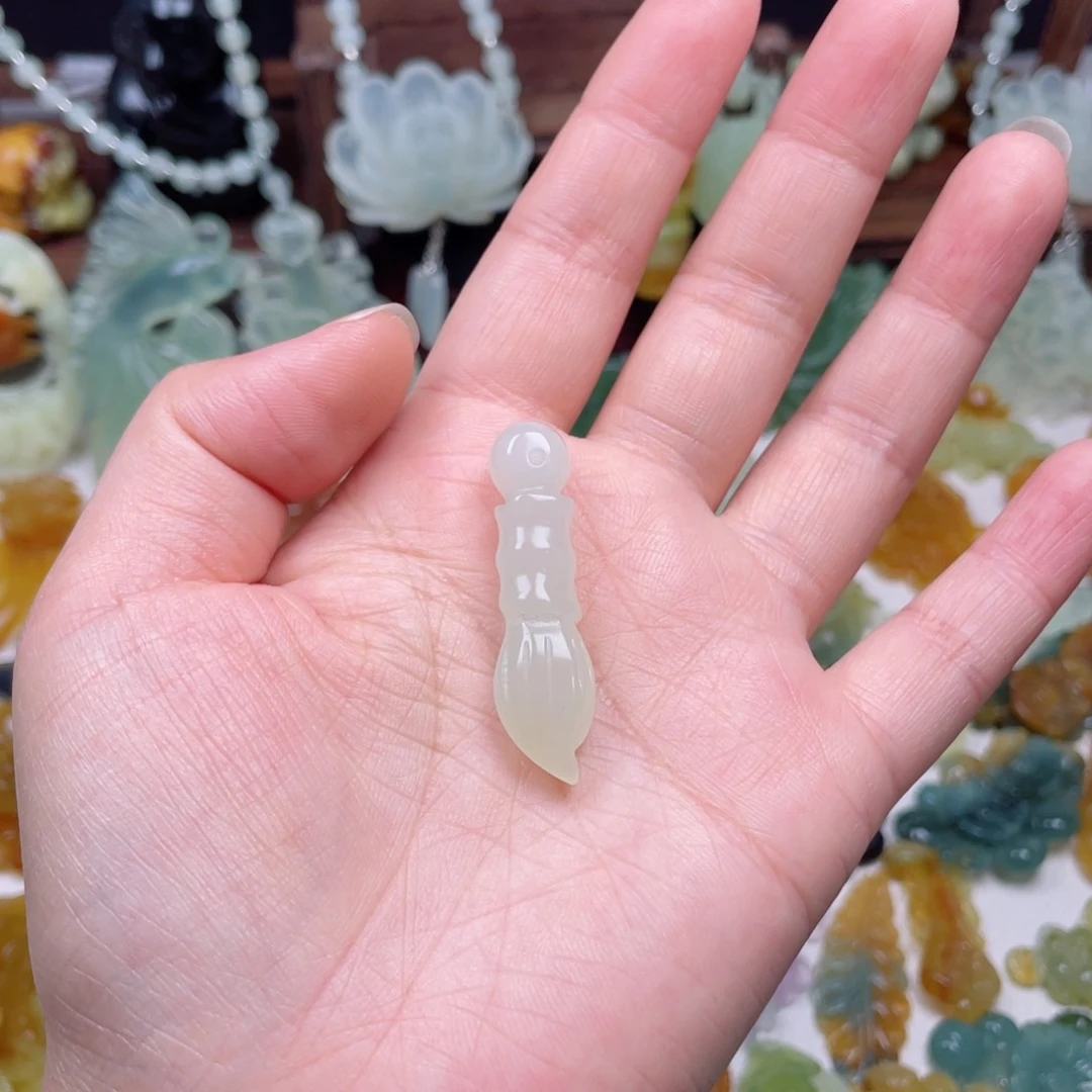 常***张蛇纹石玉未镶嵌颈饰