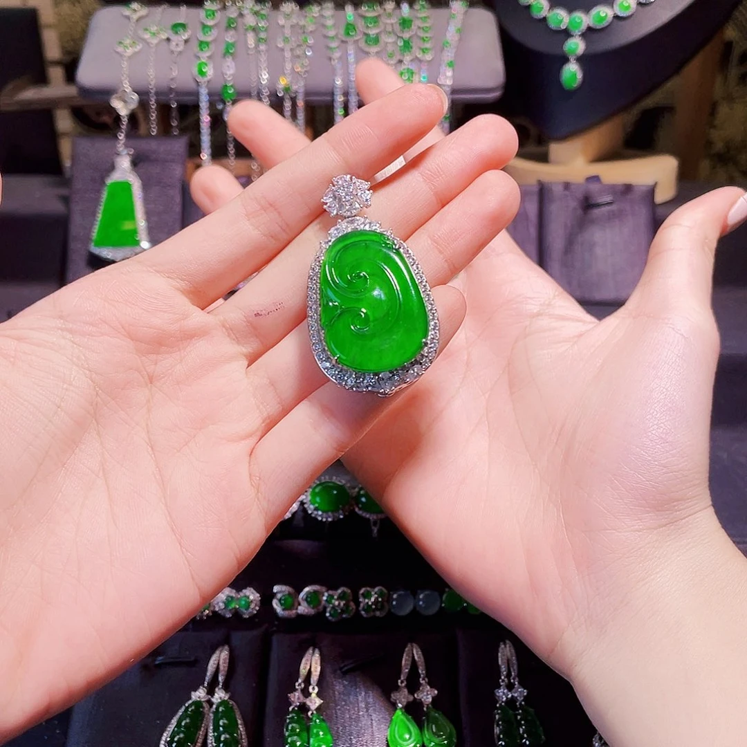 梁***翡翠银S925镶嵌颈饰如意