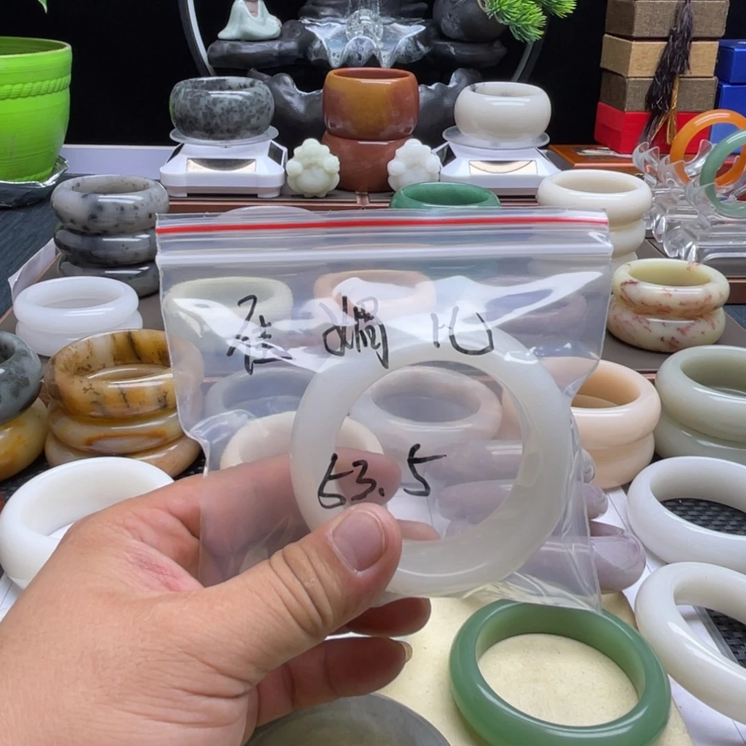 佳***儿石英岩玉未镶嵌手镯